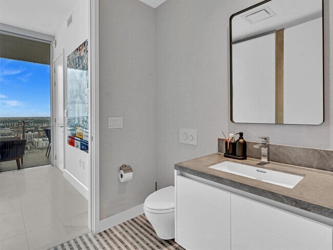 Building Photo - 700 NE 26th Terrace