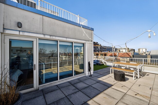 Building Photo - Modern 2BR Condo with Parking Included in Columbia Heights. Walkable Location!