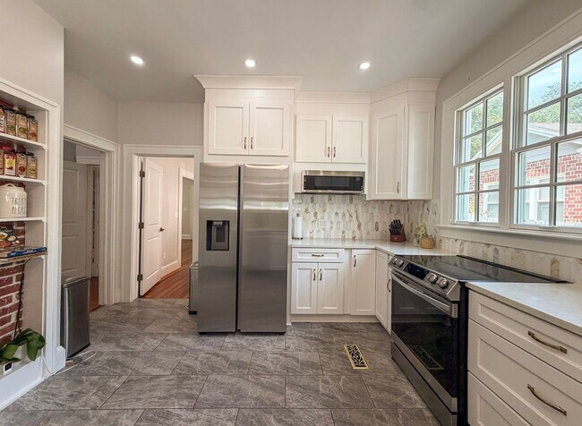 Building Photo - Luxury Historic Home Near UF | Fully Renovated 3BR/2BA with Private Yard & Premium Finishes