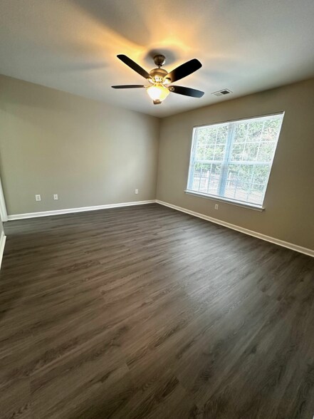 Building Photo - 896 Silvercrest Dr