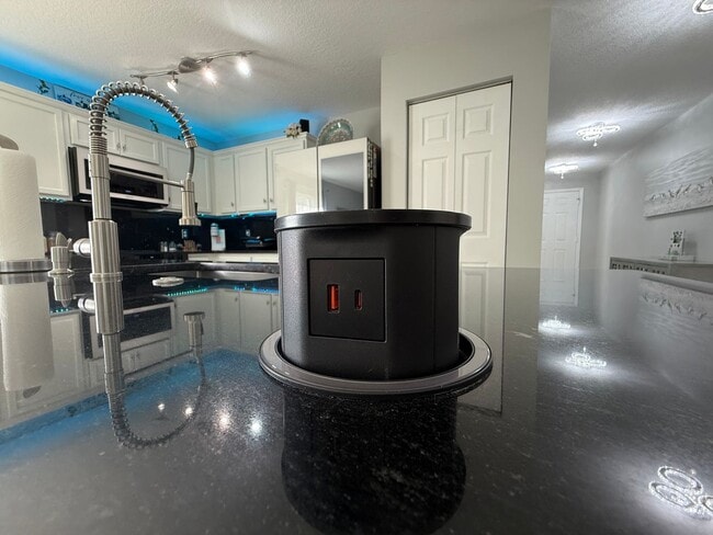 Building Photo - Beautiful updated 3 bedroom 2 bathroom home in Bayberry Lakes (Fully Furnished)