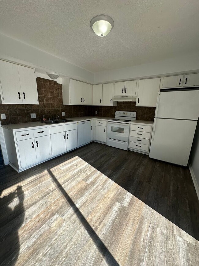 Building Photo - WELCOME HOME! Cute 2 Bedroom 1 Bathroom with Garage!