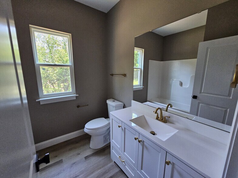 Building Photo - 305 Appian Dr