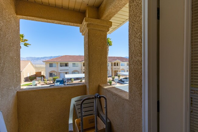 Building Photo - Scenic View Community two-story townhouse ...