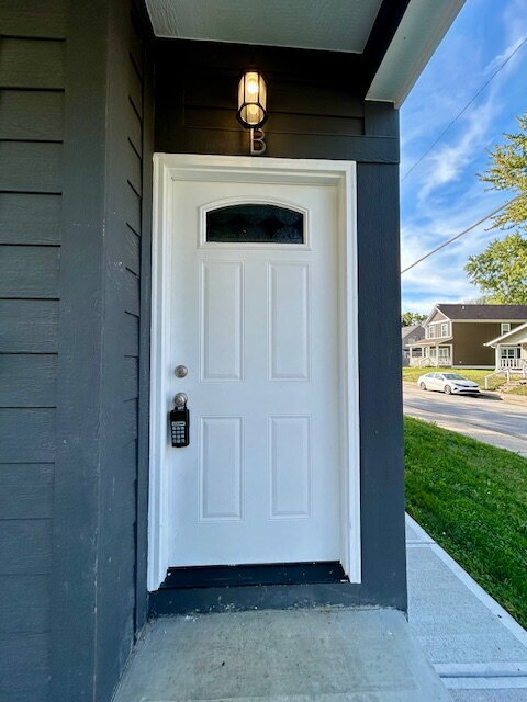 Building Photo - **SPECIAL** $250 OFF 2ND MONTH'S RENT** 3 Bedroom 2 Bath Duplex in the Heart of Indianapolis
