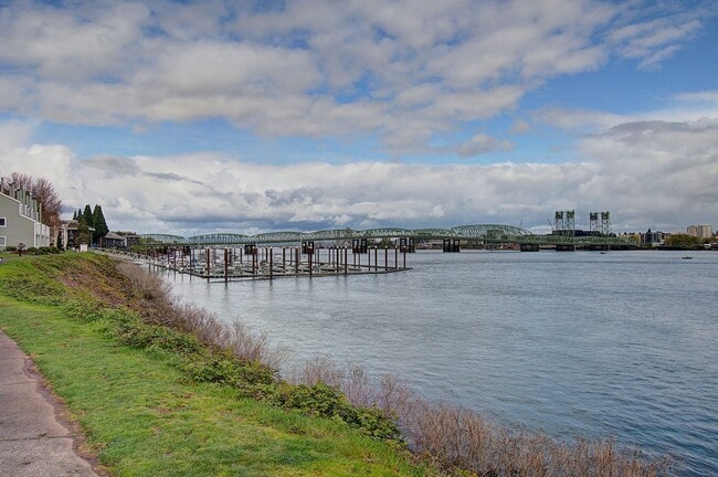 Building Photo - Bright Loft Condo with Stunning Columbia River Views