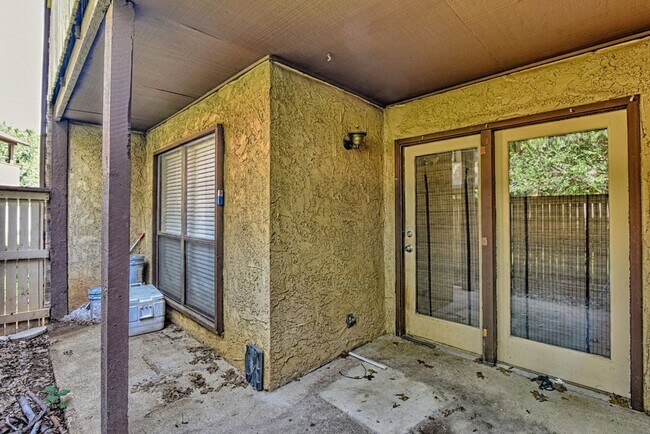 Building Photo - 1906 Emerald Pl