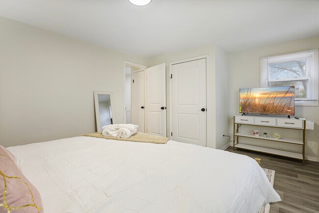 Building Photo - 366 N Hemlock Ave