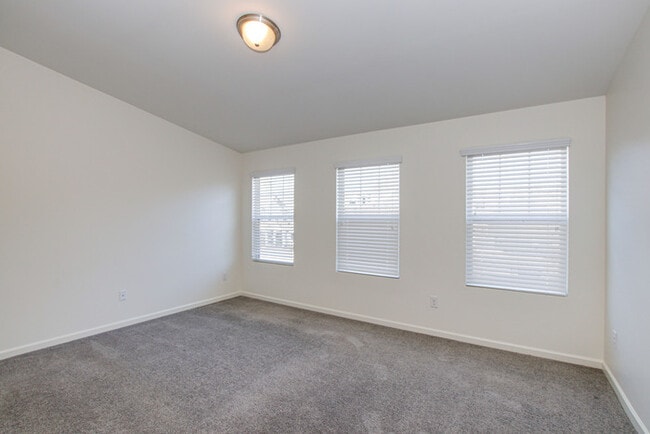 Building Photo - 2BD Townhome minutes from Downtown Pineville & I485 - Ready NOW