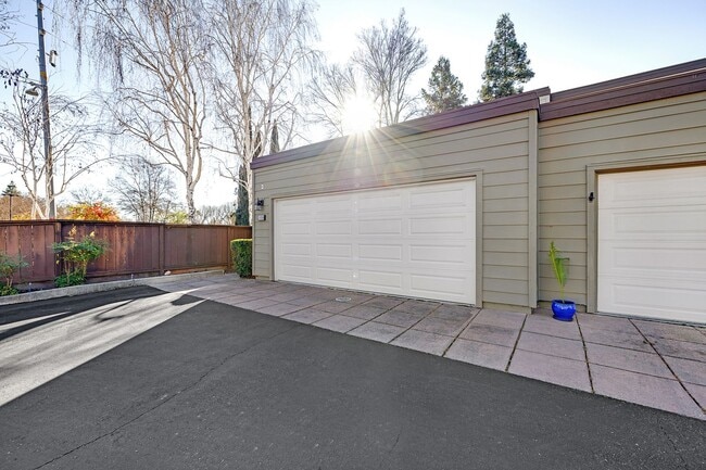 Building Photo - Beautiful Townhome in the Heart of Pleasanton