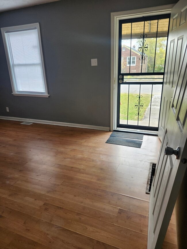 Building Photo - 2219