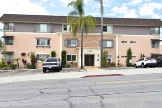 Building Photo - Nice large 2 Bedroom, 2 Bath Condo