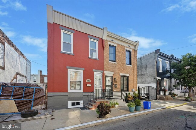 Building Photo - Modern 3-Bedroom Rowhome with Backyard Pat...