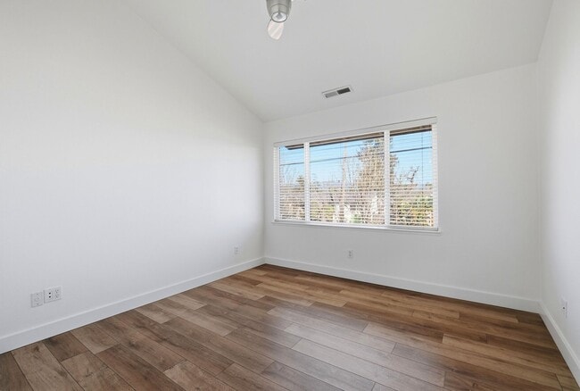 Building Photo - Great Townhome with Attached Garage!