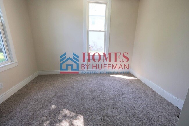 Building Photo - Three Bedroom House | Move in Ready