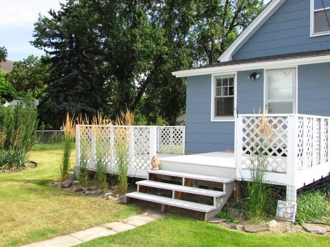 Building Photo - Beautiful Home with a Garage and Partially Fenced Yard