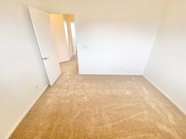 Building Photo - CUTE 3 BEDROOM / 2.5 BATHROOMS, TOWNHOME W...