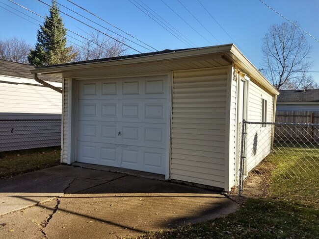 Building Photo - 2 bed 1 bath Royal Oak ranch