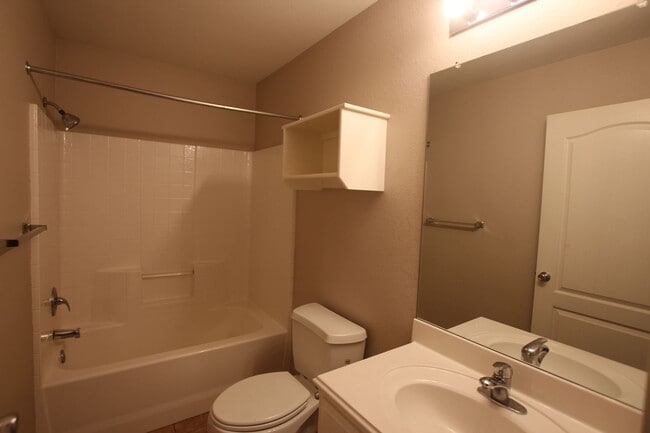 Building Photo - 3 Bedroom Duplex for Rent in Lindale! Tour Today!