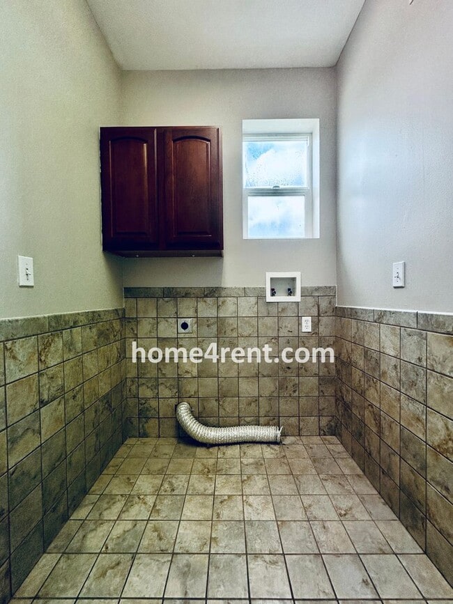 Building Photo - 8719 Dunraven St
