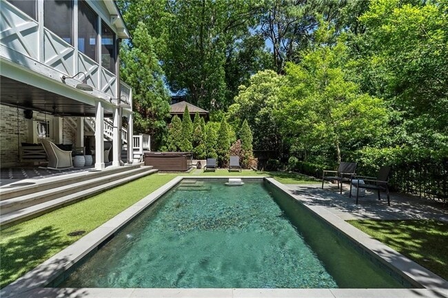 Building Photo - 663 Yorkshire Rd NE