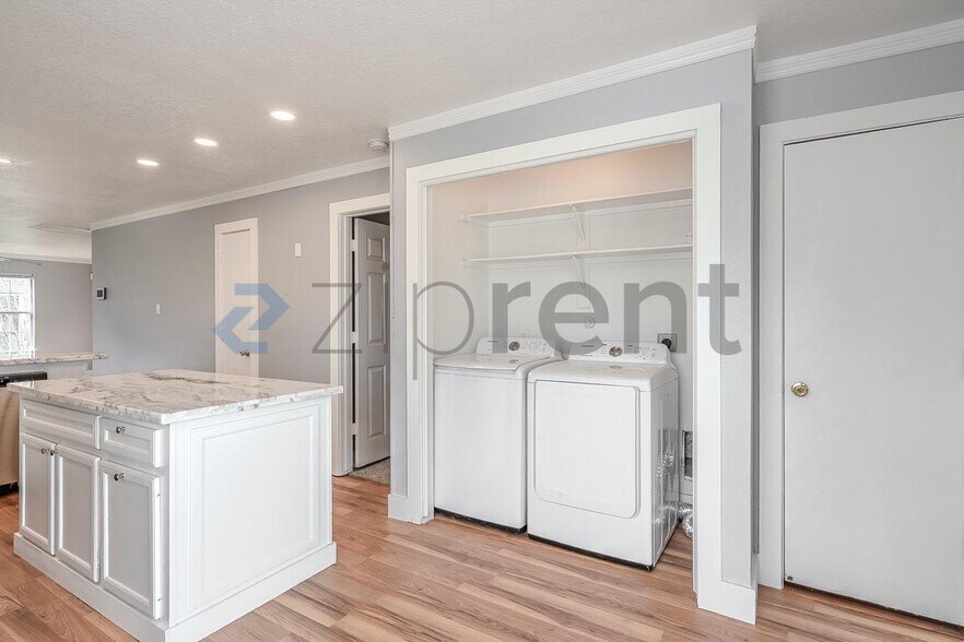 Building Photo - Unit