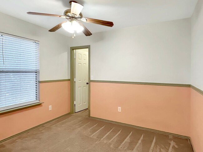 Building Photo - Spacious 5-Bedroom Retreat with Oversized ...