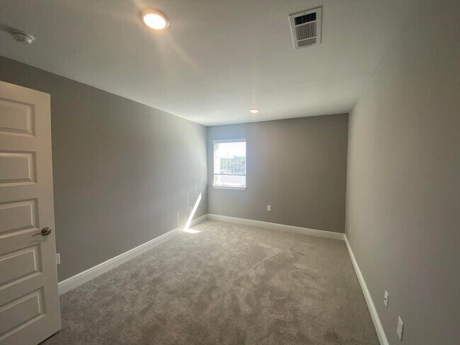 Building Photo - 993 Skylark Rd