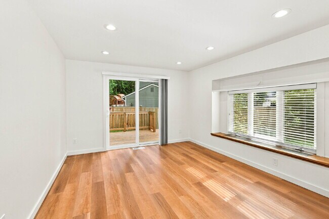 Building Photo - **FULLY REMODELED SAMMAMISH HOME WITH HUGE FENCED YARD!** AVAILABLE NOW FOR RENT!!!