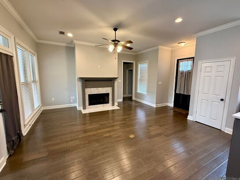 Building Photo - 10408 Springtree Ave