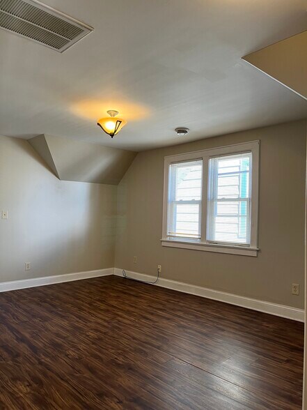 Building Photo - 319 E Rosedale Ave