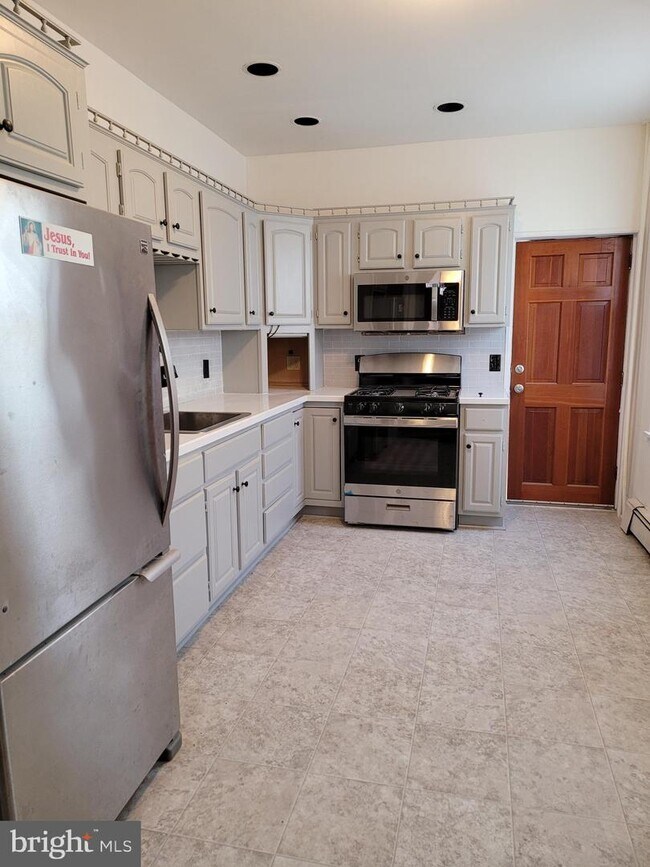 Primary Photo - 1114 Maple St
