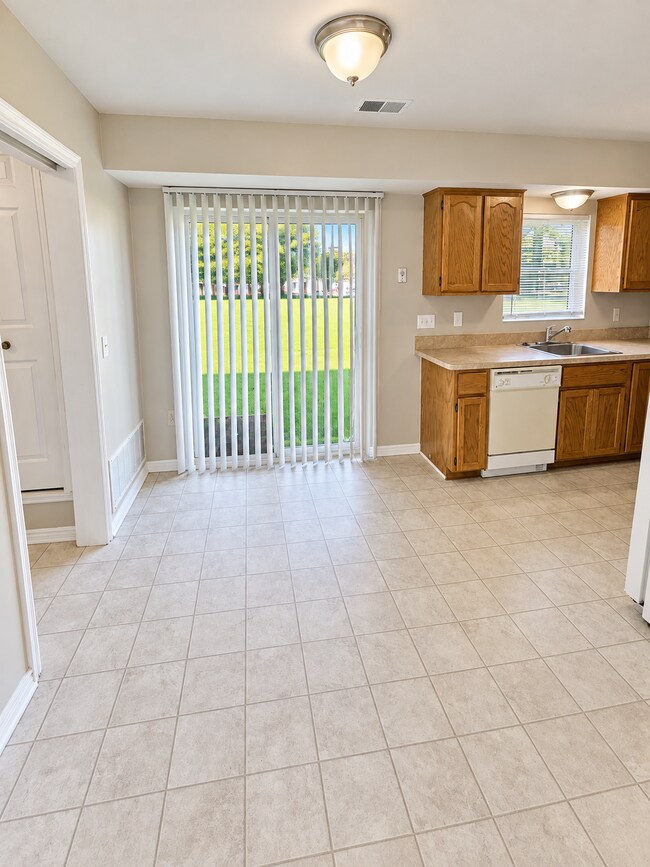 Building Photo - 1st Floor Condo w/ Large Living Room "New Carpet" "Freshly Painted" w/ Eat In Kitchen and All App...