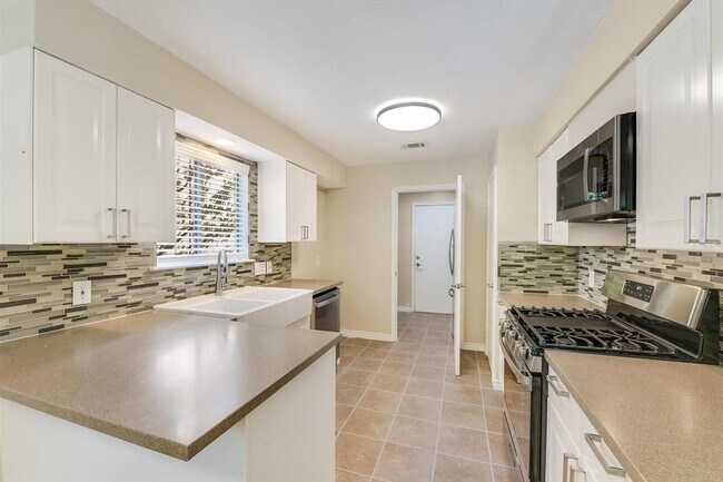 Building Photo - 6808 Luckenbach Ln