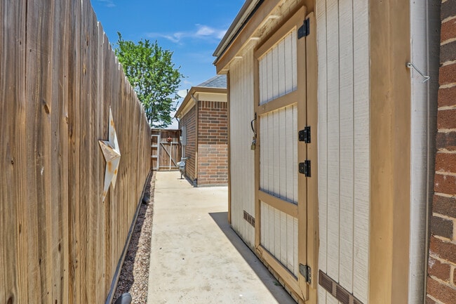 Building Photo - 9960 Cassowary Dr