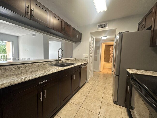 Building Photo - 10410 SW 157th Ct
