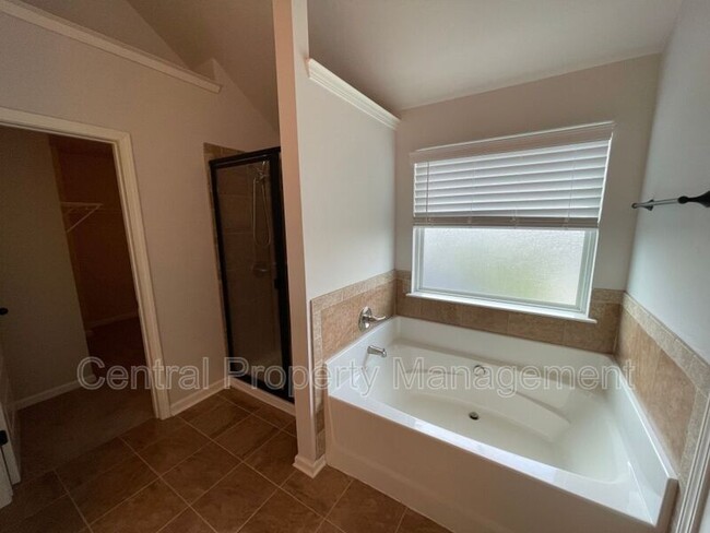 Building Photo - 514 W Holloway Dr