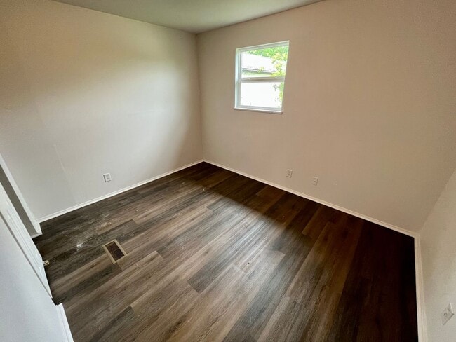 Building Photo - 3 Bed | 1 Bath | Detached Garage