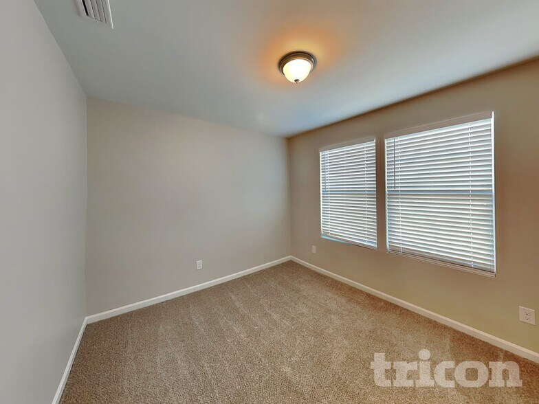 Building Photo - 1980 Clear Brook Dr