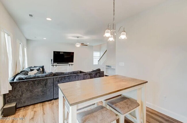 Building Photo - Single Family Home in Desirable Neighborhood