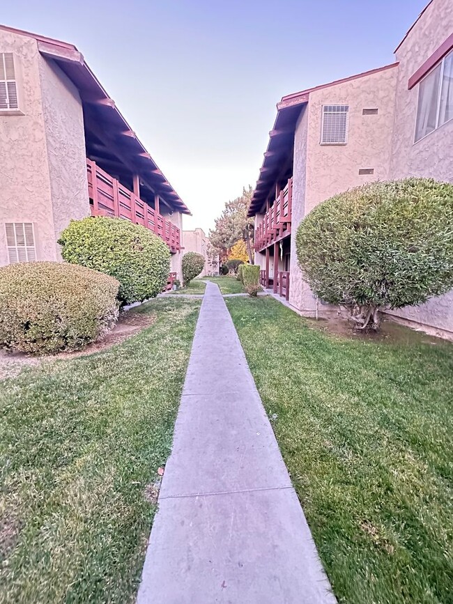 Building Photo - Renovated West Lancaster Condo