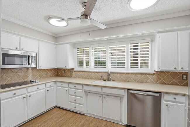 Building Photo - Amazing in Arlington