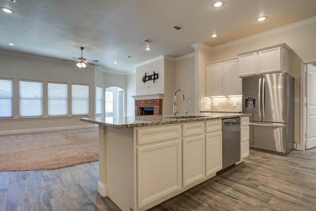Building Photo - Immaculate newer 4/3/2 1/2 block from Quin...