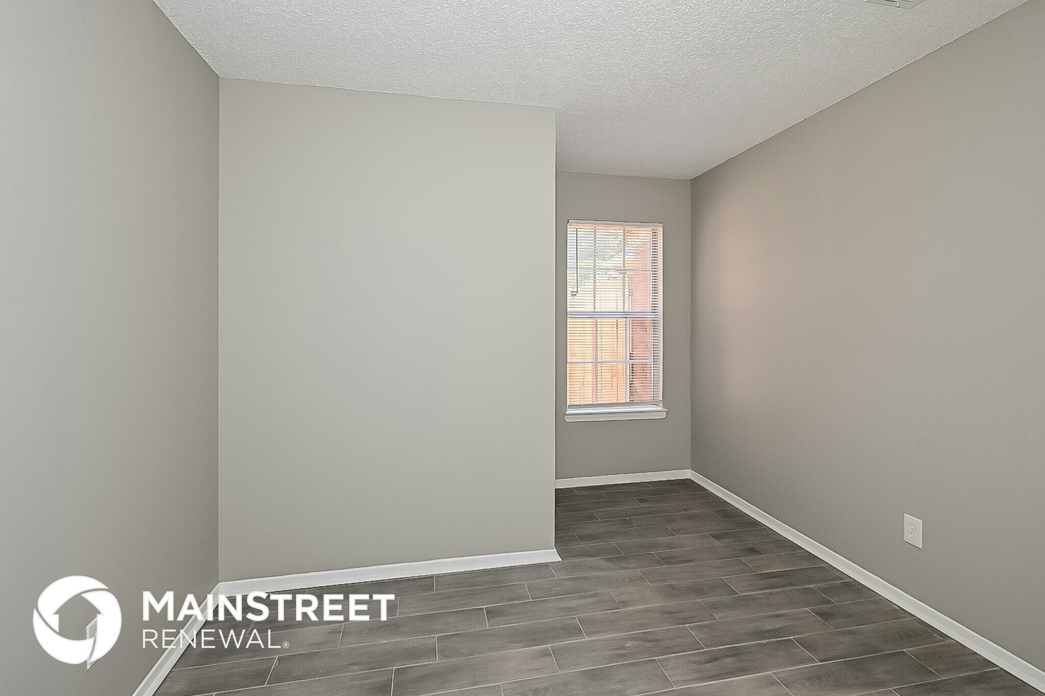 Building Photo - 4568 Summer Creek N