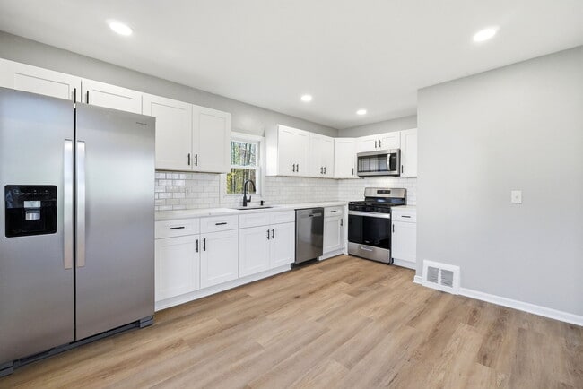 Building Photo - 3735 Richlawn Rd