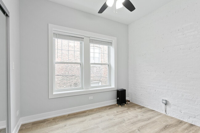 Building Photo - 1057 W Glenlake Ave