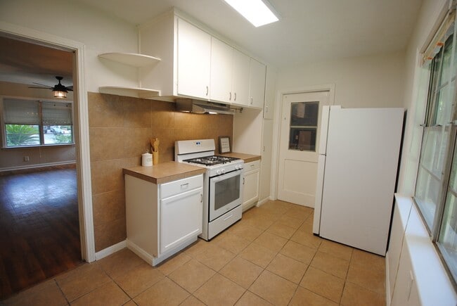 Building Photo - 3707 Daphne St