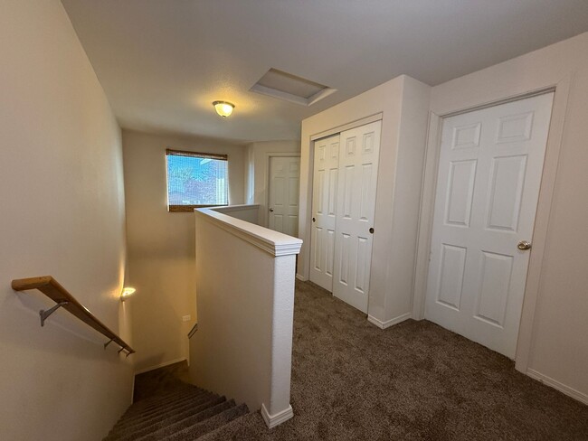 Building Photo - CHECK OUT THIS SPACIOUS TOWNHOUSE IN REDMO...