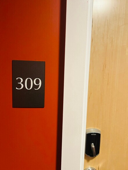 Building Photo - 550 New Holland Ave