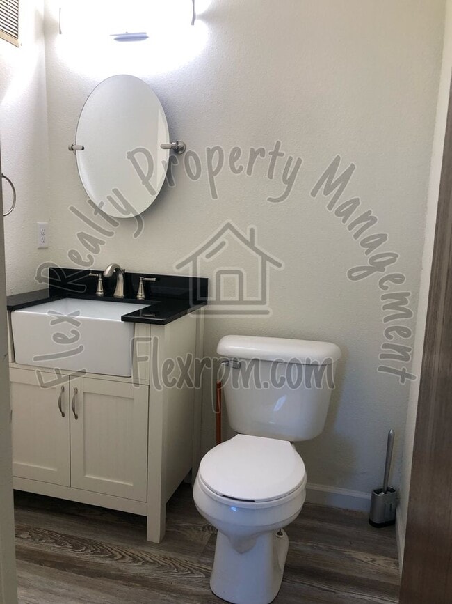 Building Photo - West Side Town Home - Sylvania Schools!!!